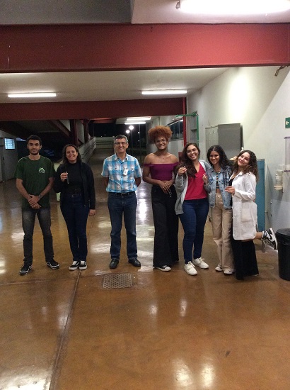 Professor Luís Anbtonio (centro) e estudantes do projeto de extensão em frente ao Laboratório de LEE do Departamento de Química na Univerdecidade