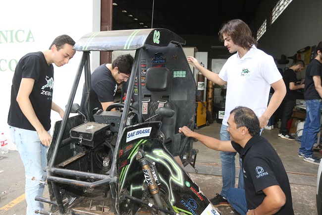 Shimano e alunos da equipe com o protótipo 4x2