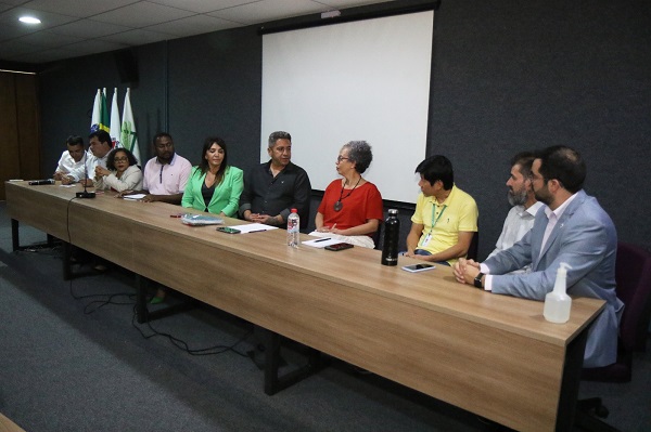 Da esquerda para a direita, Sr. Bosco Jr., Sr. Bosco, Sra. Leni, Sr. Jales, Sra. Zulma, Sr. Robson, Reitora Profa. Marinalva, Pró-reitor Prof. Lauro, Pró-Reitor Luiz Fernando e Sr. Raphael