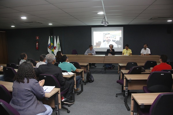 Secretário no telão em reunião on-line com a equipe de gestão da UFTM