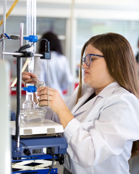 Ana Cristina no laboratório da UFTM