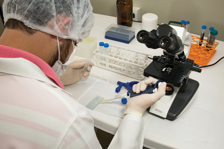 Biomédico que atuou como bolsista na pesquisa desenvolveu projeto de mestrado para aprimorar técnicas de trabalho